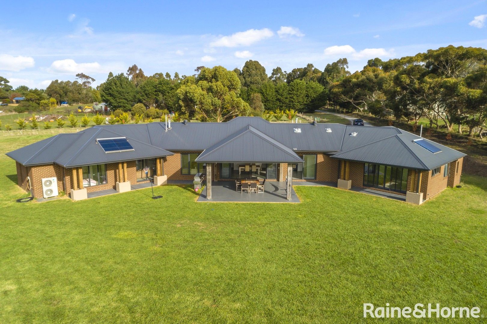 4 bedrooms House in 4 High View Crescent GISBORNE VIC, 3437
