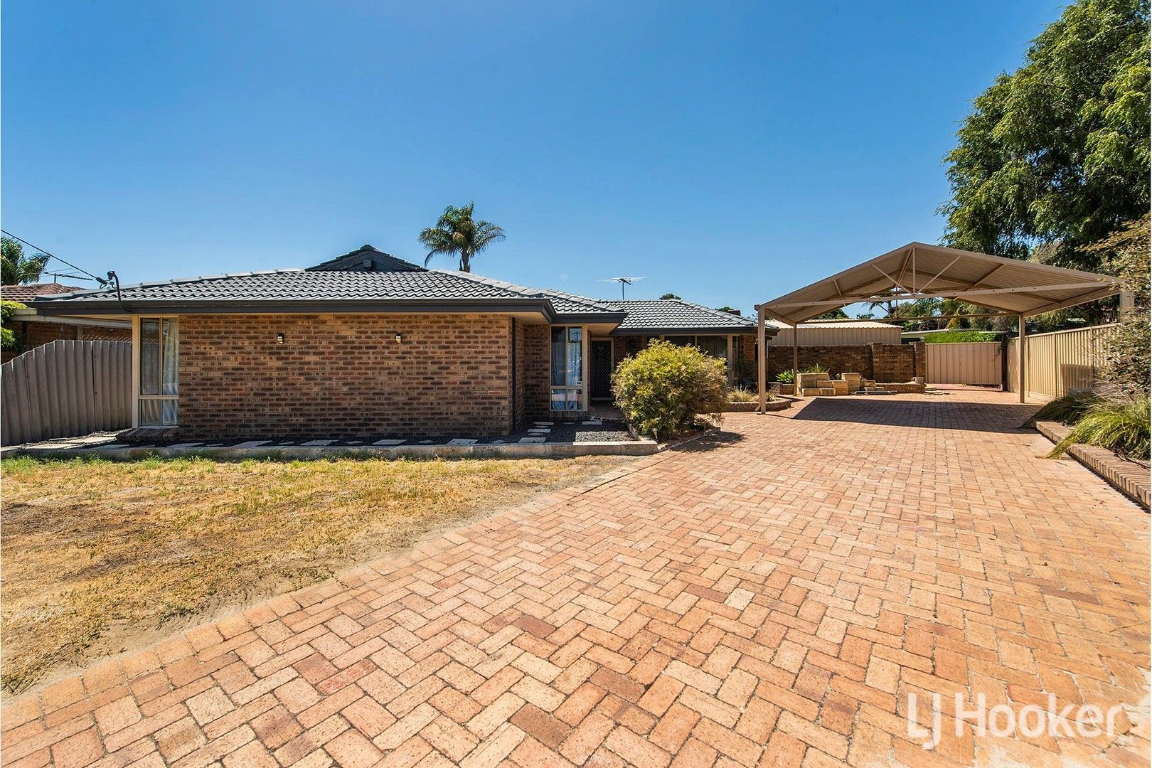 4 bedrooms House in 61 Constantine Court THORNLIE WA, 6108