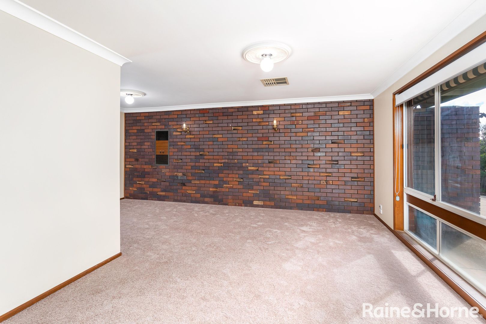 46 Pinaroo Drive, Glenfield Park NSW 2650, Image 2