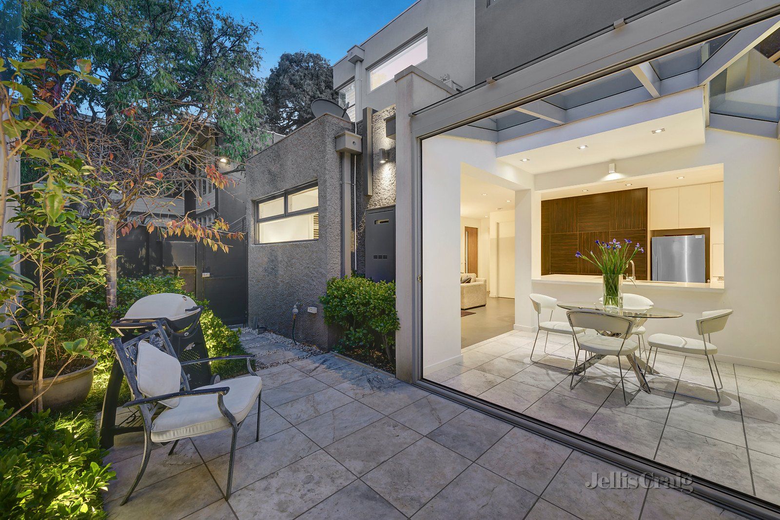 2 bedrooms House in 7 Park Road PRAHRAN VIC, 3181
