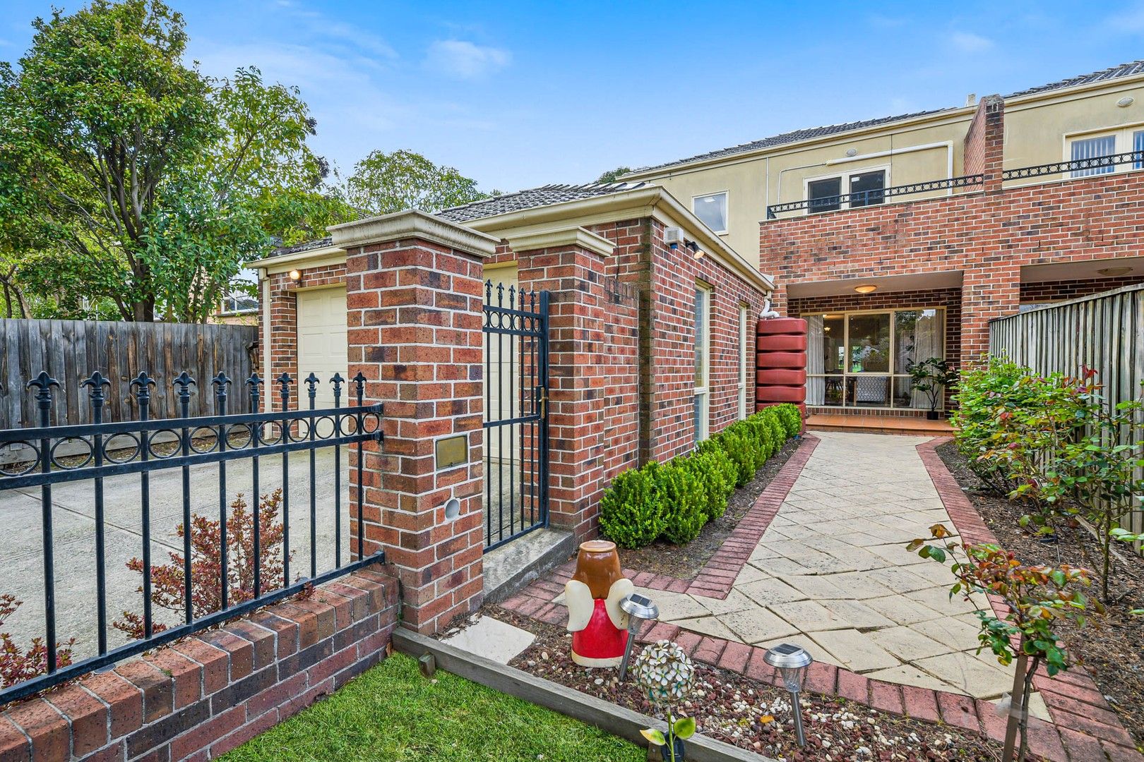 4 bedrooms House in 833 Canterbury Road BOX HILL VIC, 3128