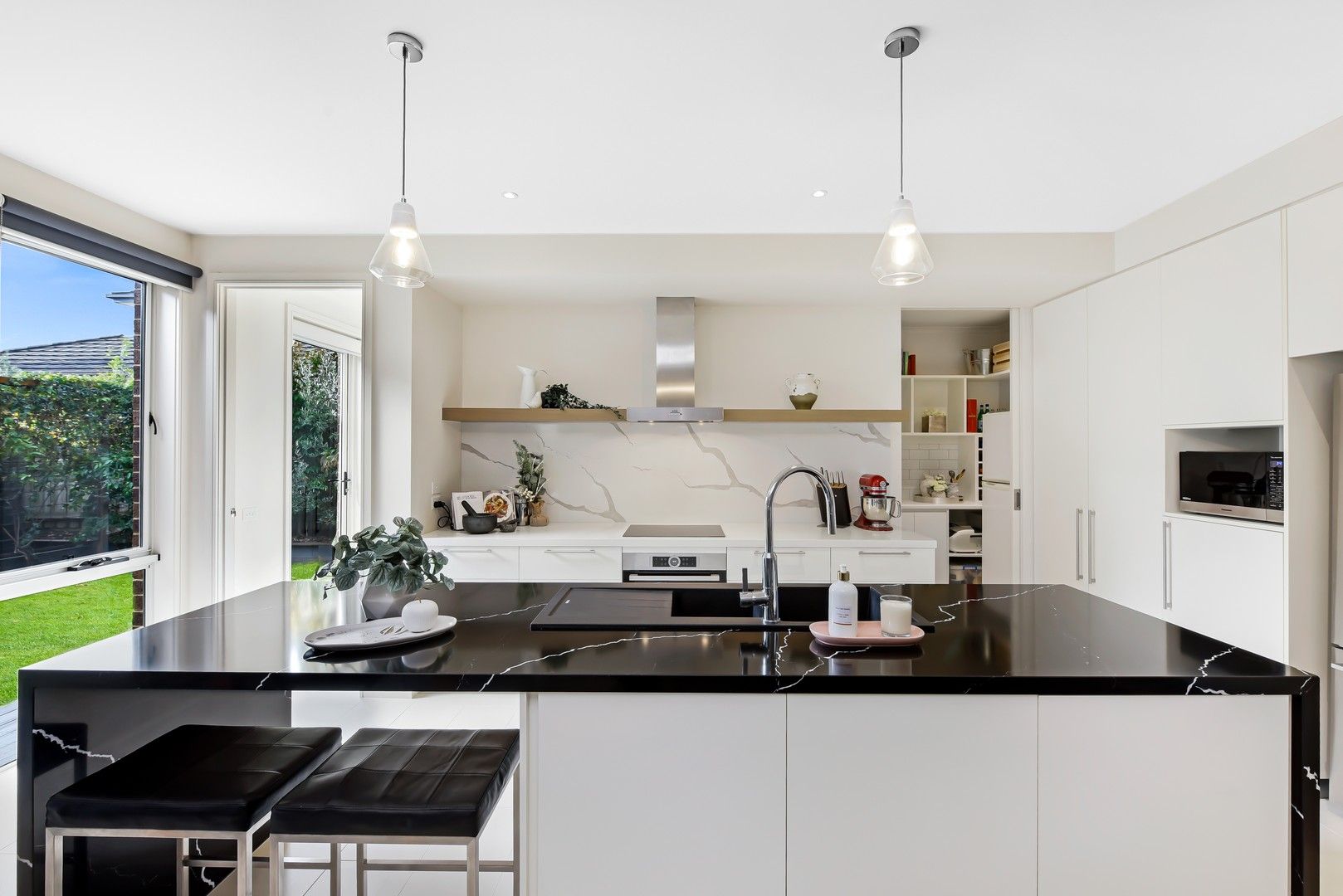 4 bedrooms House in 14 Queensberry Circuit MULGRAVE VIC, 3170