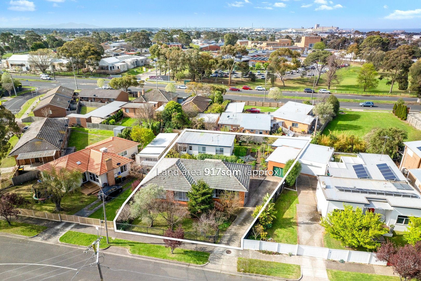 6 bedrooms House in 15 Montgomery Avenue HAMLYN HEIGHTS VIC, 3215