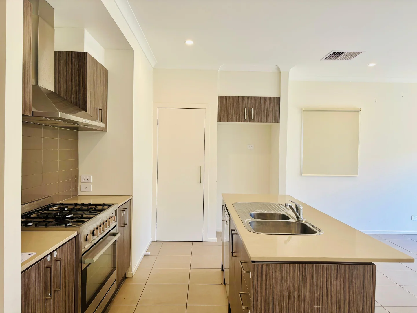 Additional image 3 of 28 ROCHESTER CRESCENT, Eynesbury VIC 3338