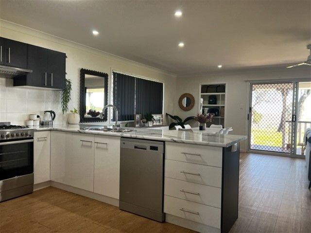 18 Hustons Place, Pirrinuan QLD 4405, Image 2