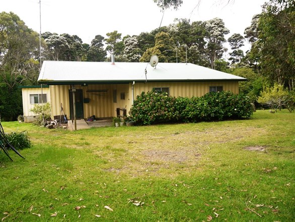 13 Forrest Street, Naracoopa TAS 7256