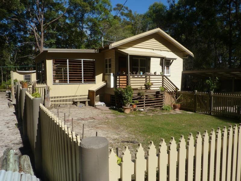 3 bedrooms House in 14 Cook Avenue RUSSELL ISLAND QLD, 4184