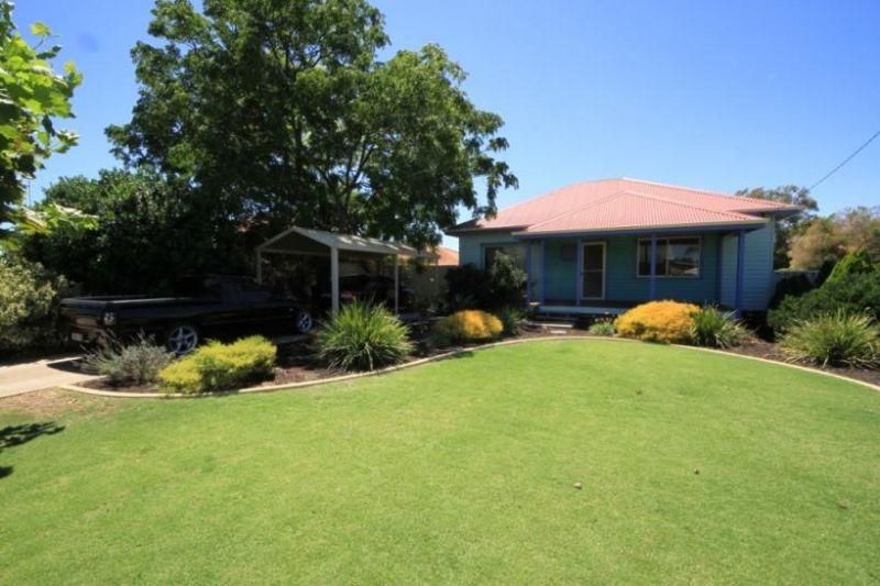 3 bedrooms House in 3 Lowe Street CAREY PARK WA, 6230