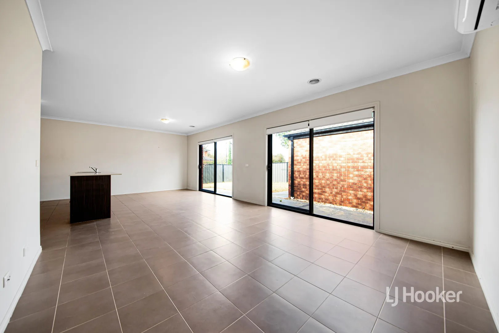 Beautifully Presented Home in Prestigious Innisfail Estate! APPLICATIONS NOW OPEN - Widok 5