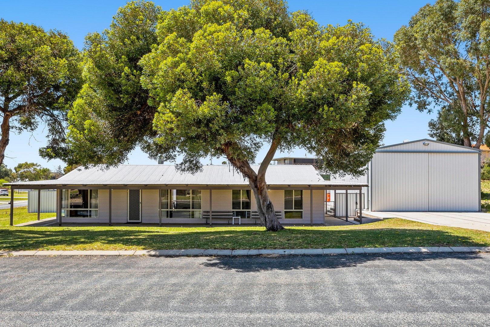 4 bedrooms House in 5 Harper Drive LEDGE POINT WA, 6043