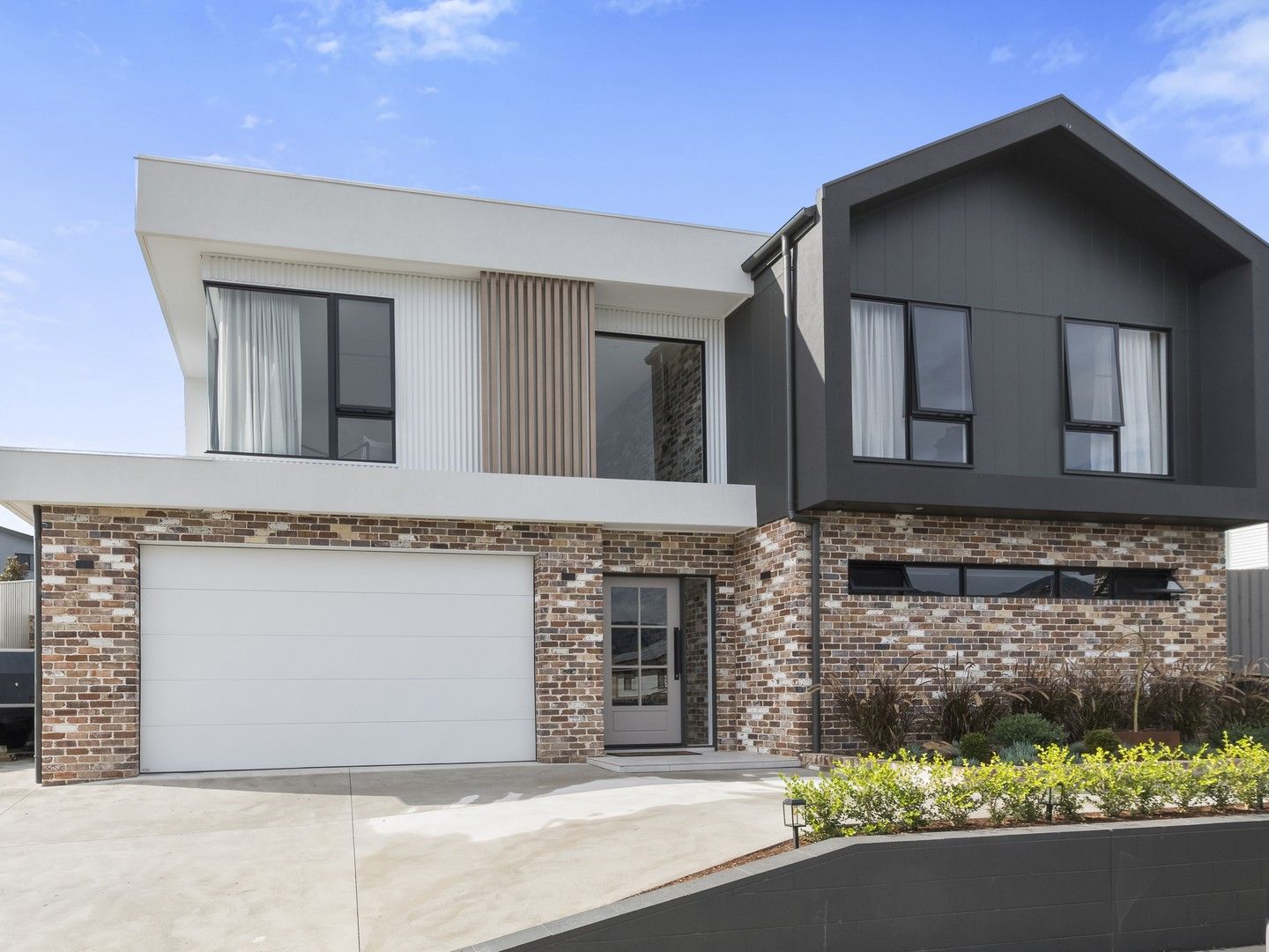 4 bedrooms House in 15 Terragong Street TULLIMBAR NSW, 2527