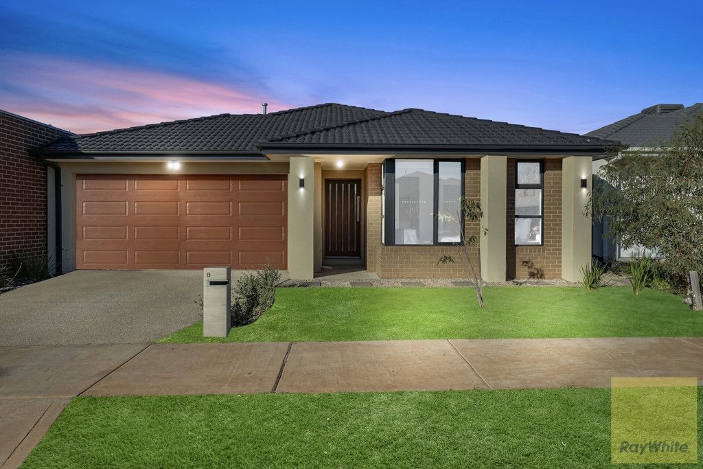 4 bedrooms House in 8 Tait Street THORNHILL PARK VIC, 3335