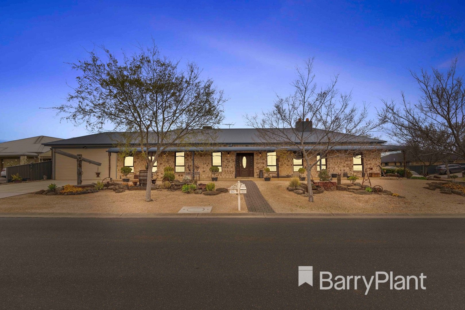 4 bedrooms House in 10 Glenmaggie Place MANOR LAKES VIC, 3024