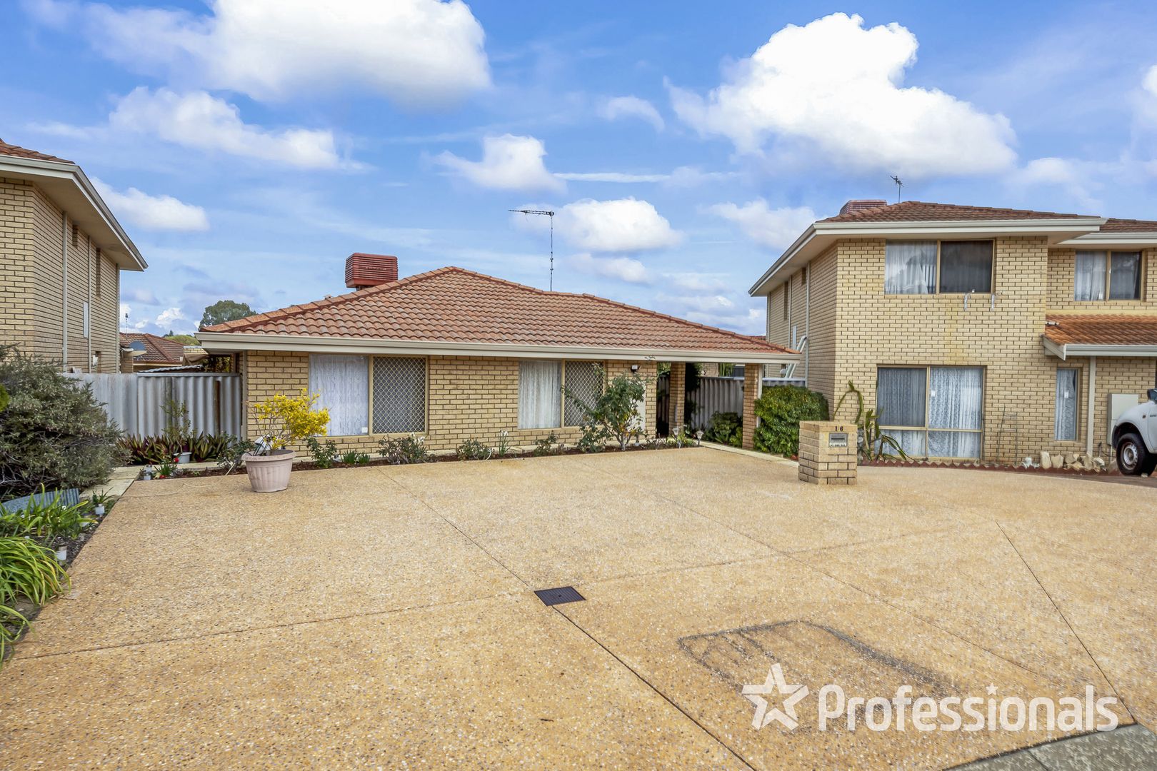 16 Sarre Place, Marangaroo WA 6064, Image 2