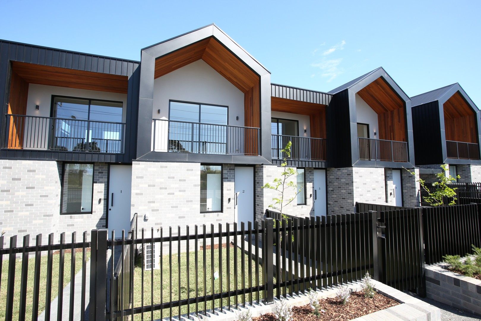 2 bedrooms Townhouse in 2/957 High Street RESERVOIR VIC, 3073