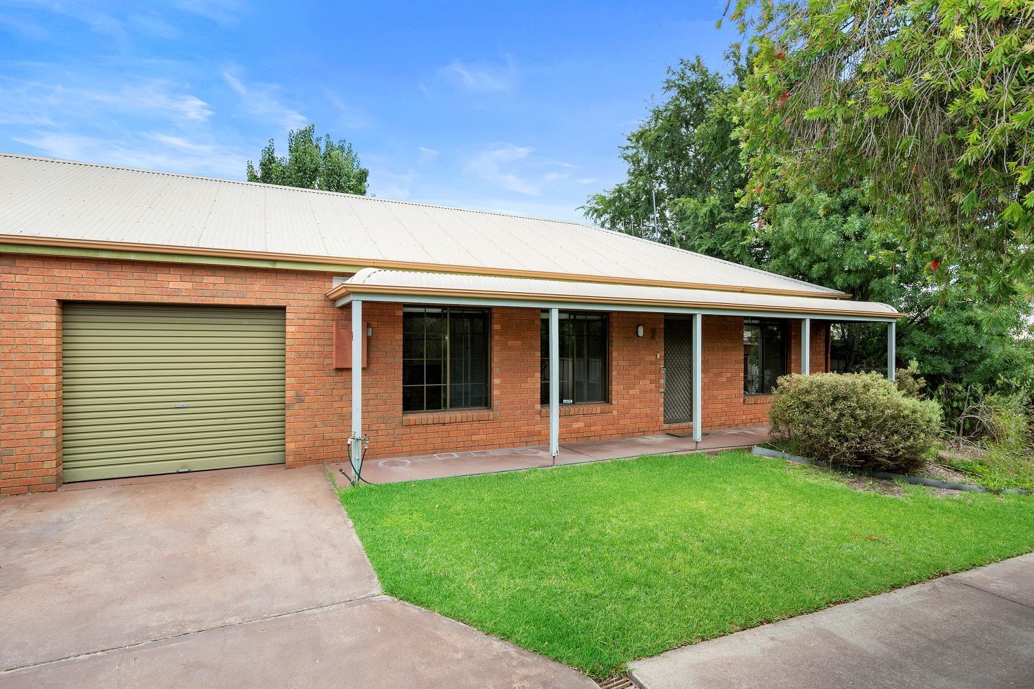 2 bedrooms House in 2/21 Michael Street KENNINGTON VIC, 3550