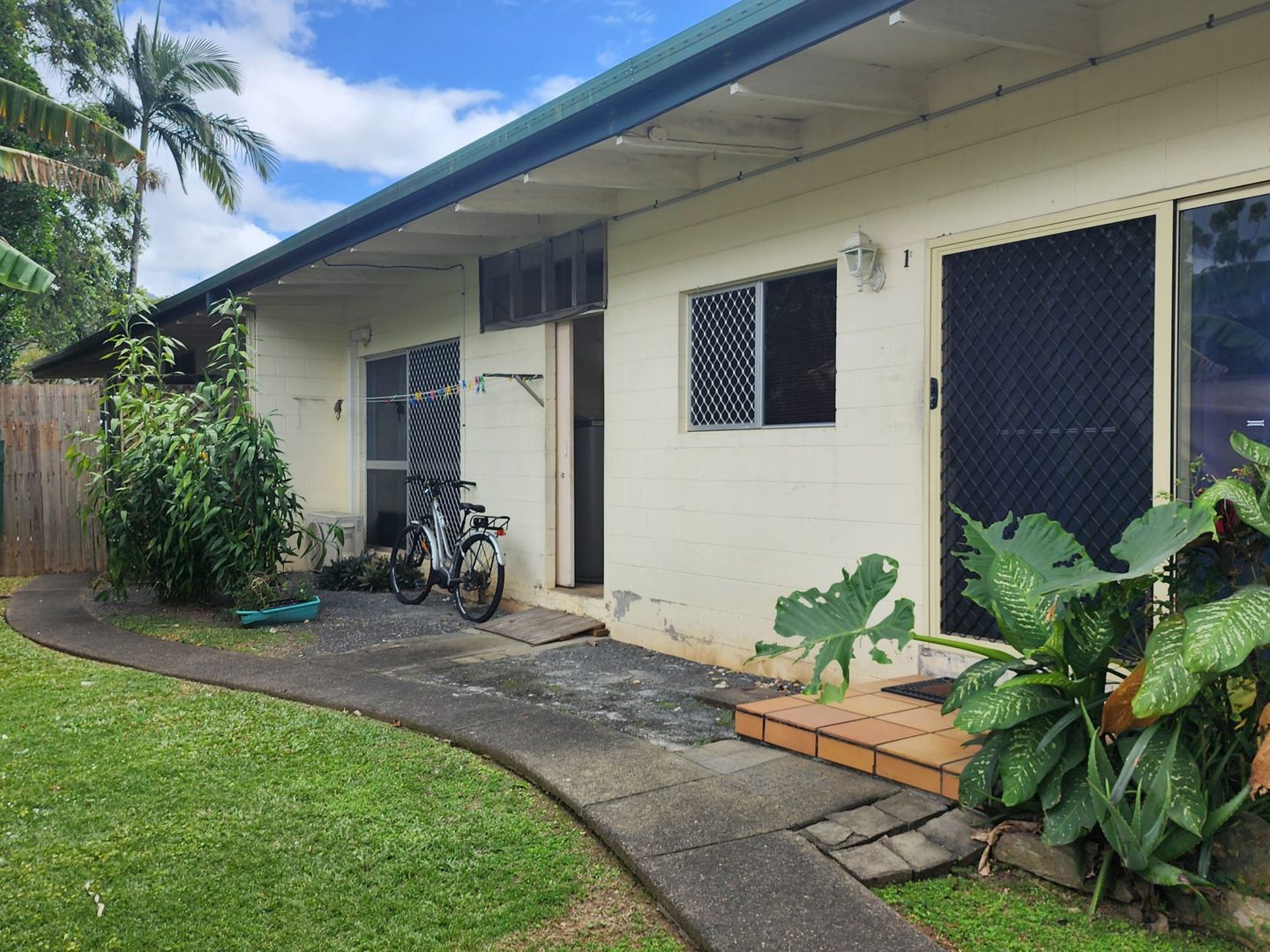 1/8 Sandown Close, Woree QLD 4868, Image 1