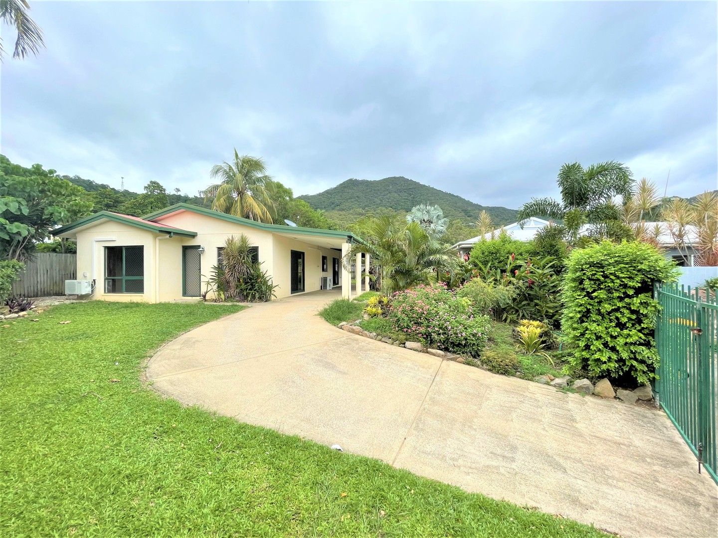 4 bedrooms House in 29 Saddle Mountain Road SMITHFIELD QLD, 4878