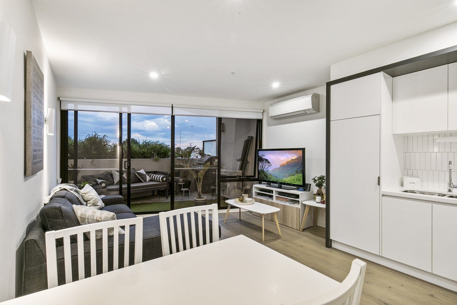 2 bedrooms Apartment / Unit / Flat in 202/7 Balcombe Road (Corner Beachside Warrigal Road ) MENTONE VIC, 3194