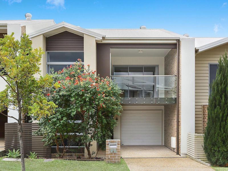 4 bedrooms Townhouse in 21 Hookes Terrace SPRINGFIELD LAKES QLD, 4300