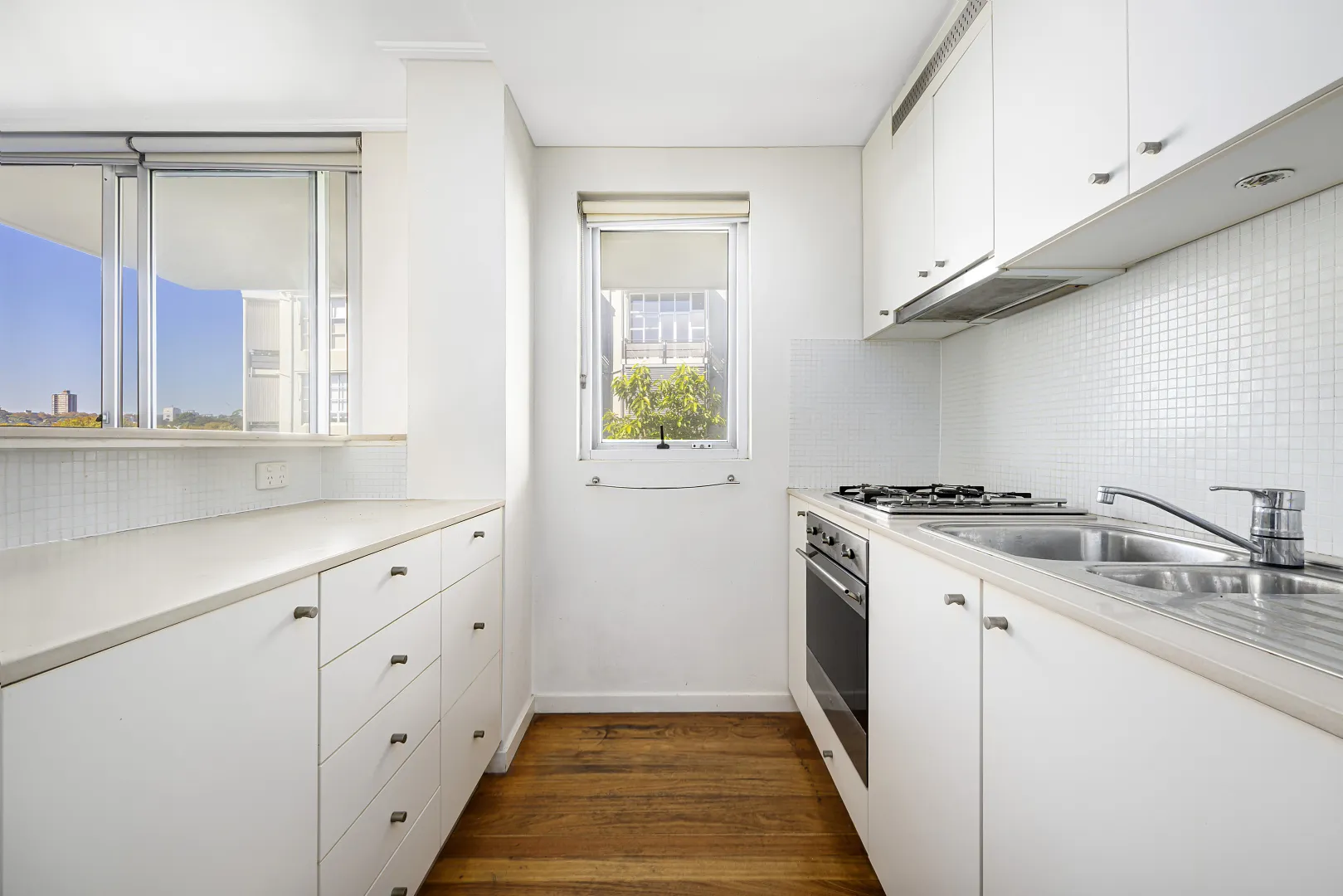 A Light-Filled Urban Retreat With Secure Parking – pohled 3