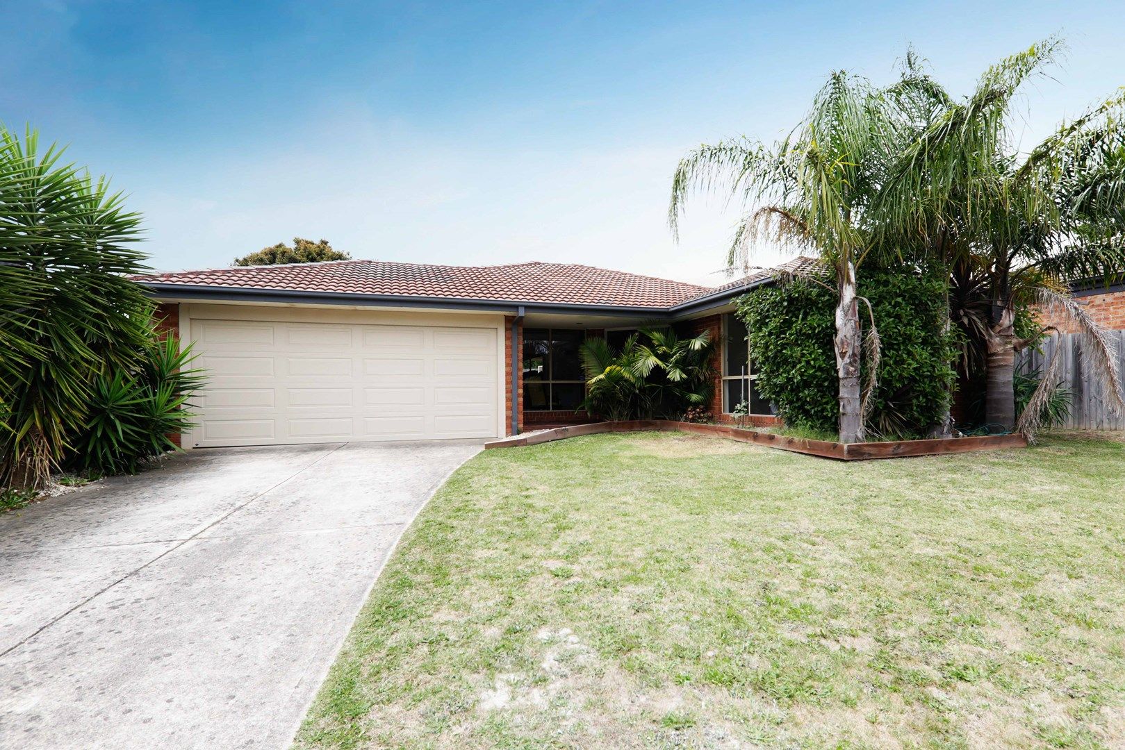 3 bedrooms House in 33 Willslie Crescent BERWICK VIC, 3806