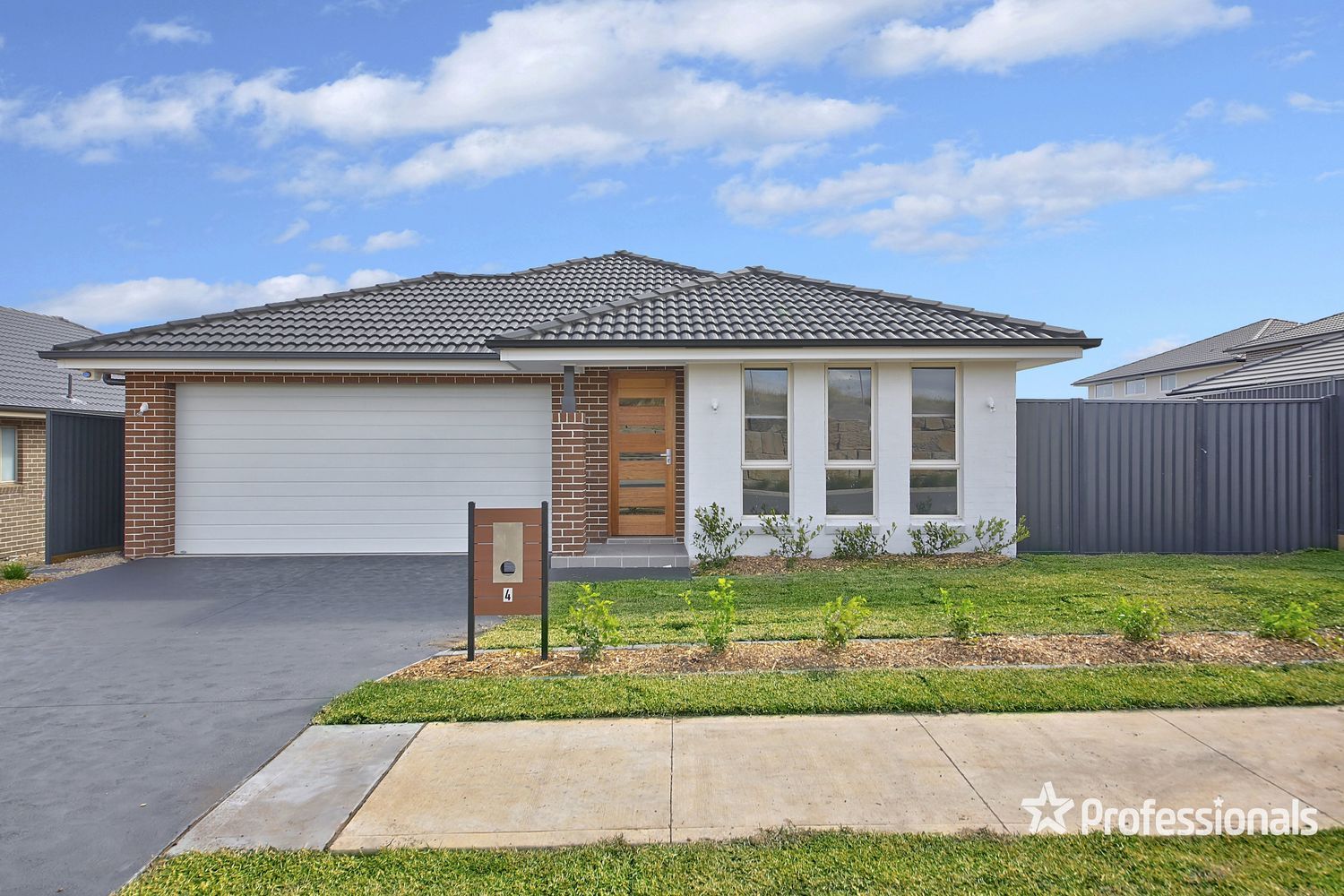 4 bedrooms House in 4 Orbit Street GREGORY HILLS NSW, 2557