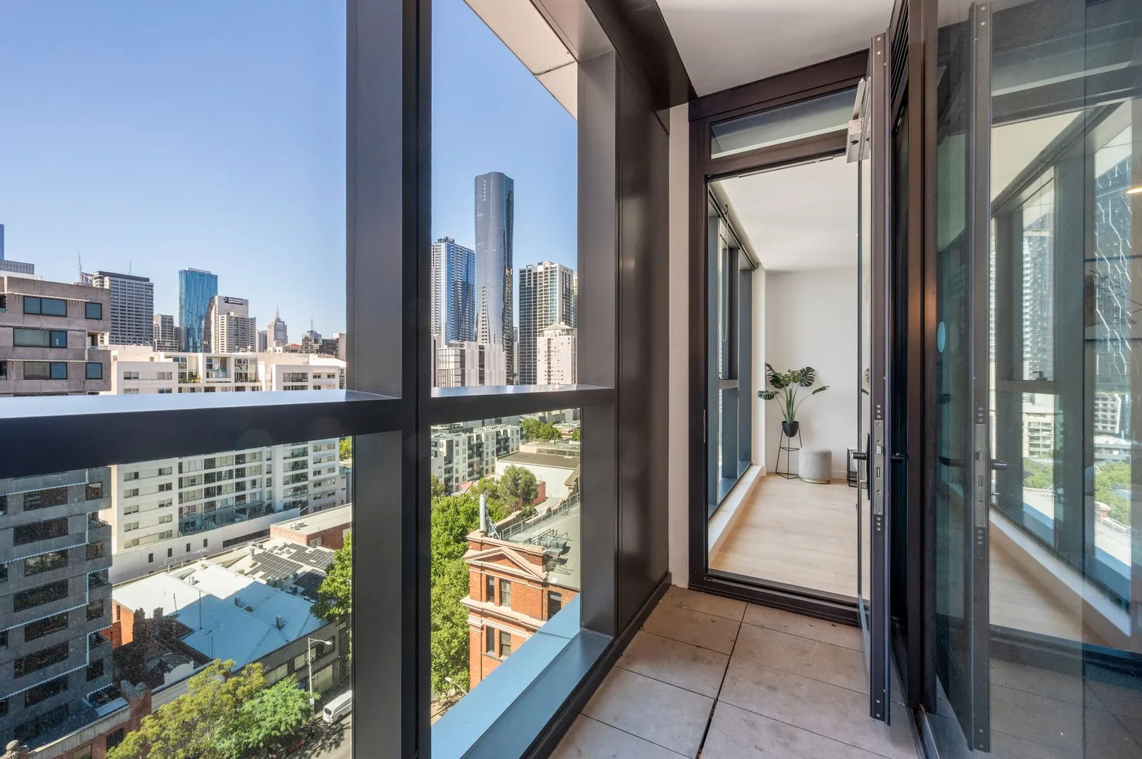 Sunbathed & City-Chic Lifestyle - View 3