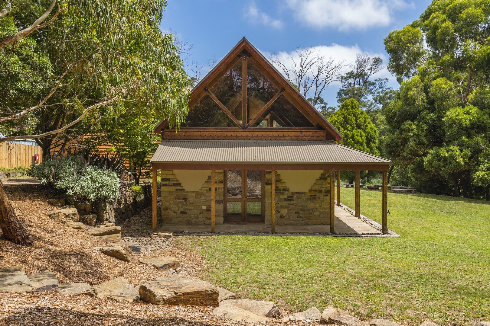 3 bedrooms House in 1 Manlangi Court MACEDON VIC, 3440