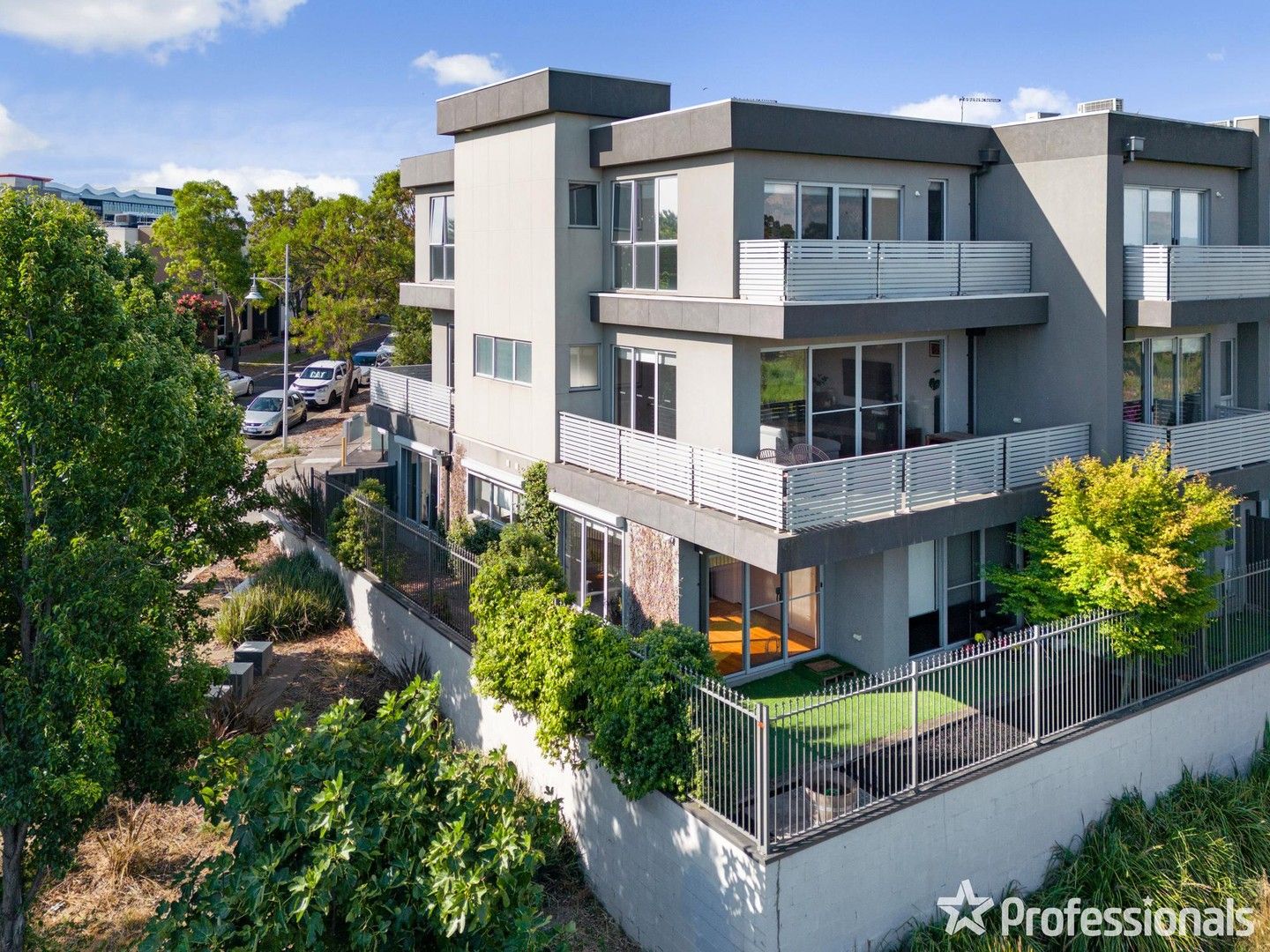 4 bedrooms House in 1/13 Greville Street CAROLINE SPRINGS VIC, 3023