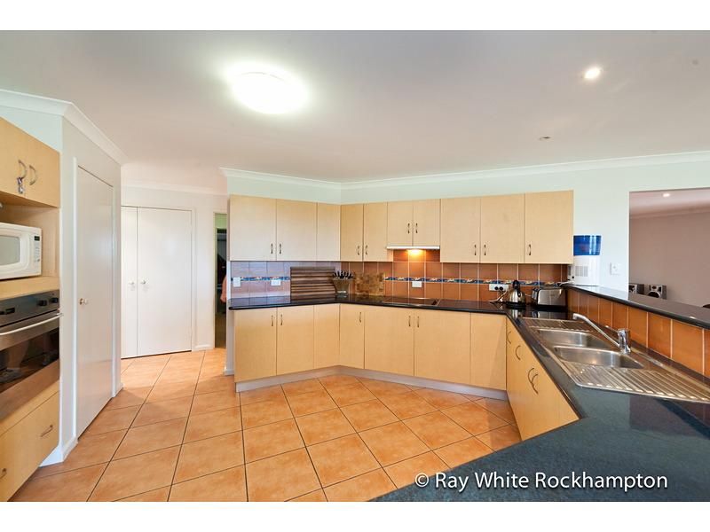 25 Samuel Crescent, PARKHURST QLD 4702, Image 2