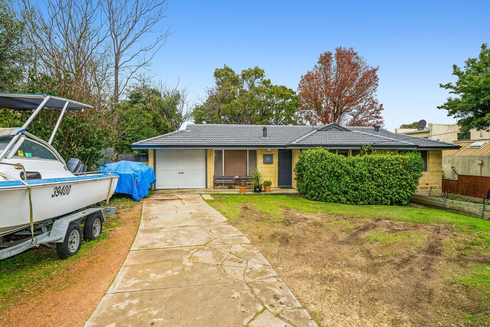4 bedrooms House in 17 Cotherstone Road KALAMUNDA WA, 6076