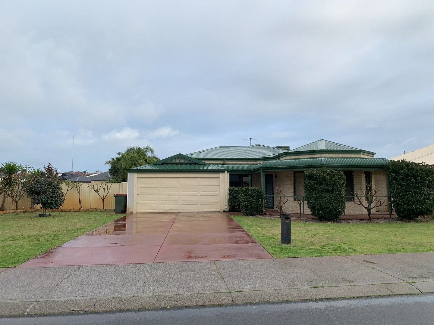 4 bedrooms House in 64 Peppermint Way EATON WA, 6232