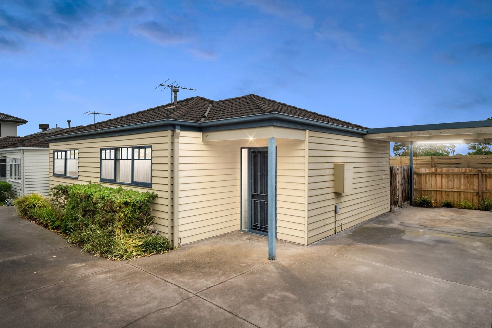 2 bedrooms Apartment / Unit / Flat in 2/27 Leonard Street FRANKSTON VIC, 3199