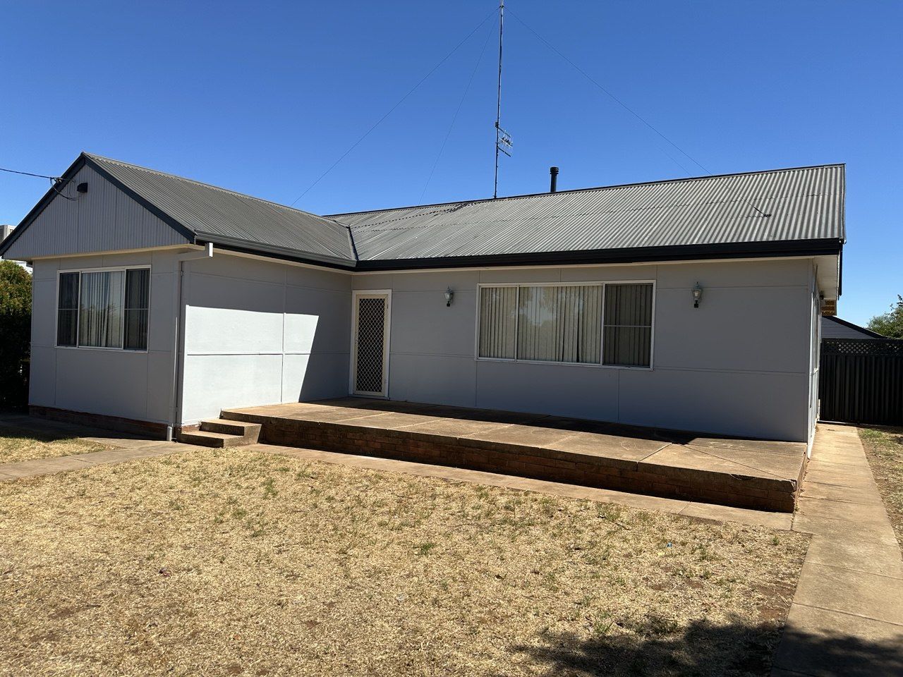 3 bedrooms House in 24 Mingelo Street PEAK HILL NSW, 2869