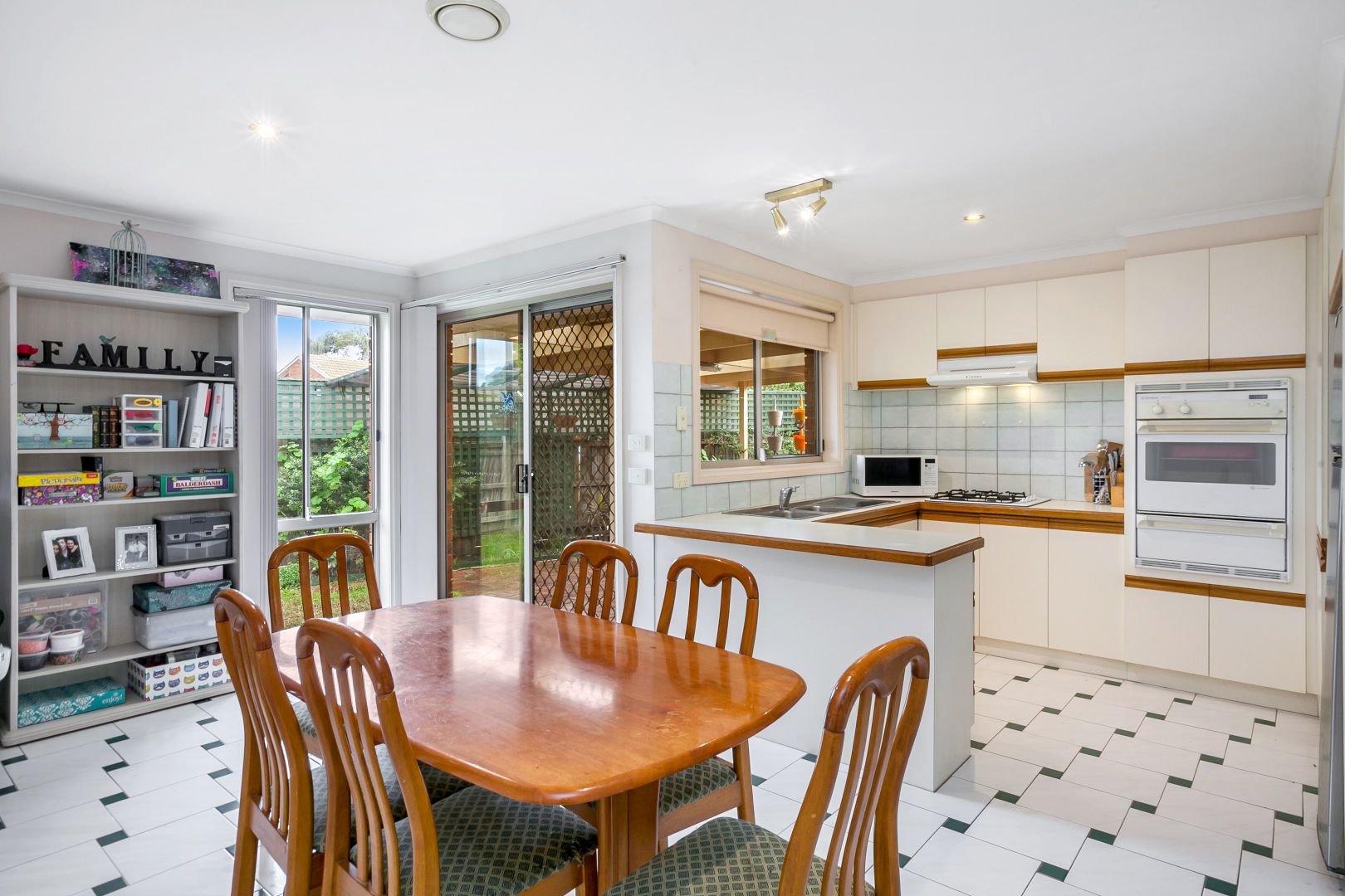 2/7 Bradley Drive, Mill Park VIC 3082, Image 2