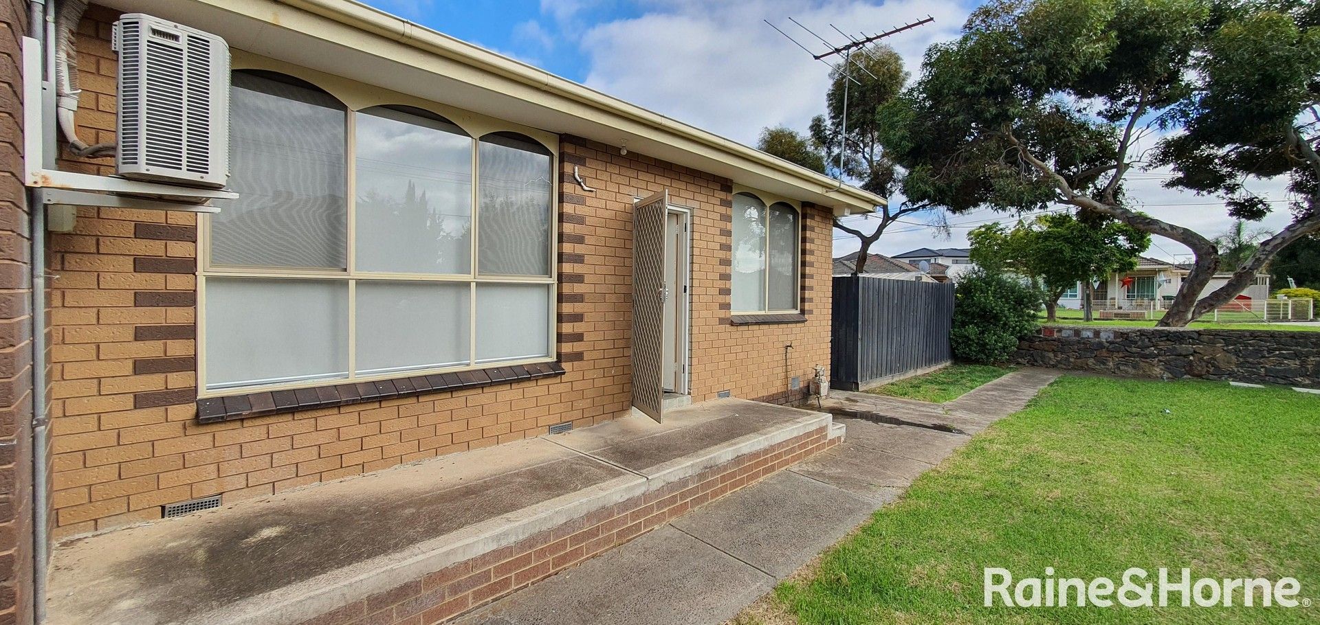 2 bedrooms Apartment / Unit / Flat in 4/1 Thomas Street ST ALBANS VIC, 3021