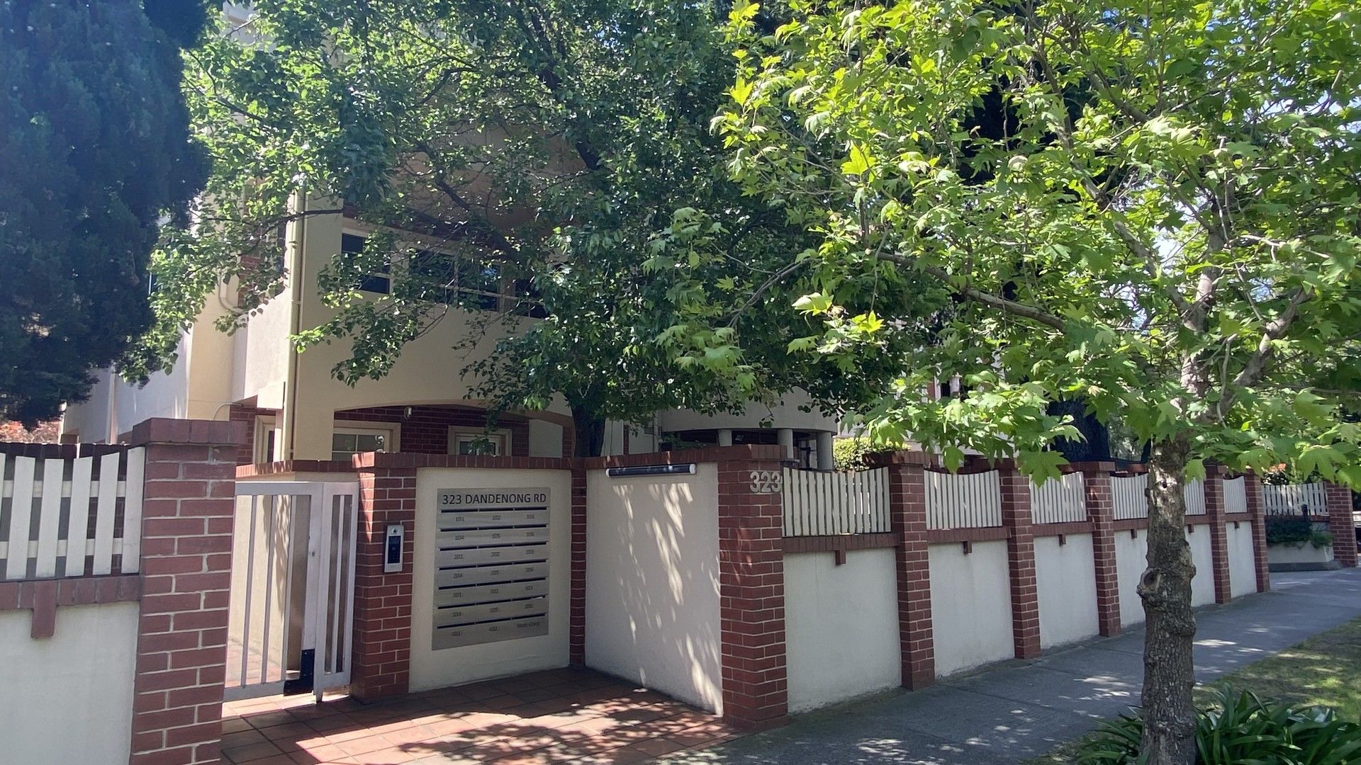 2 bedrooms Apartment / Unit / Flat in 205/323 Dandenong Rd PRAHRAN VIC, 3181