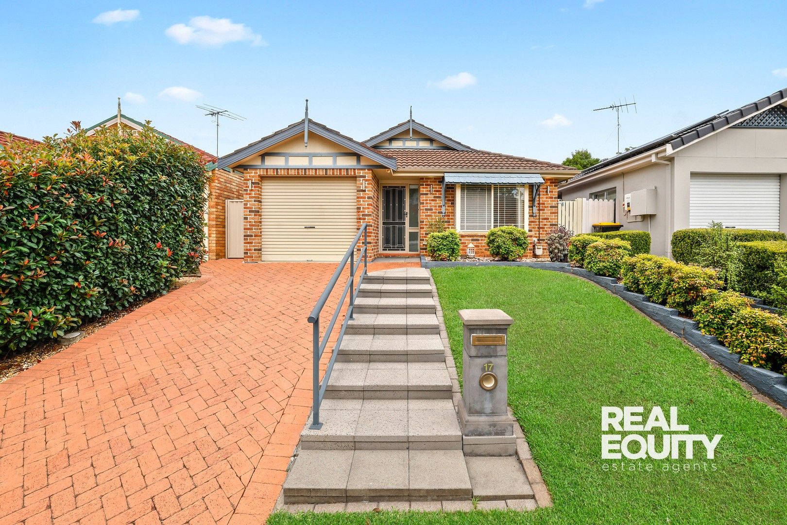 3 bedrooms House in 17 Claremont Court WATTLE GROVE NSW, 2173