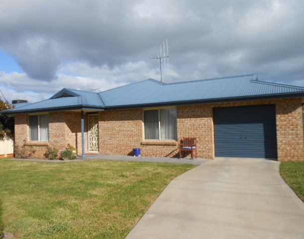 5 Guillan Place, Parkes NSW 2870