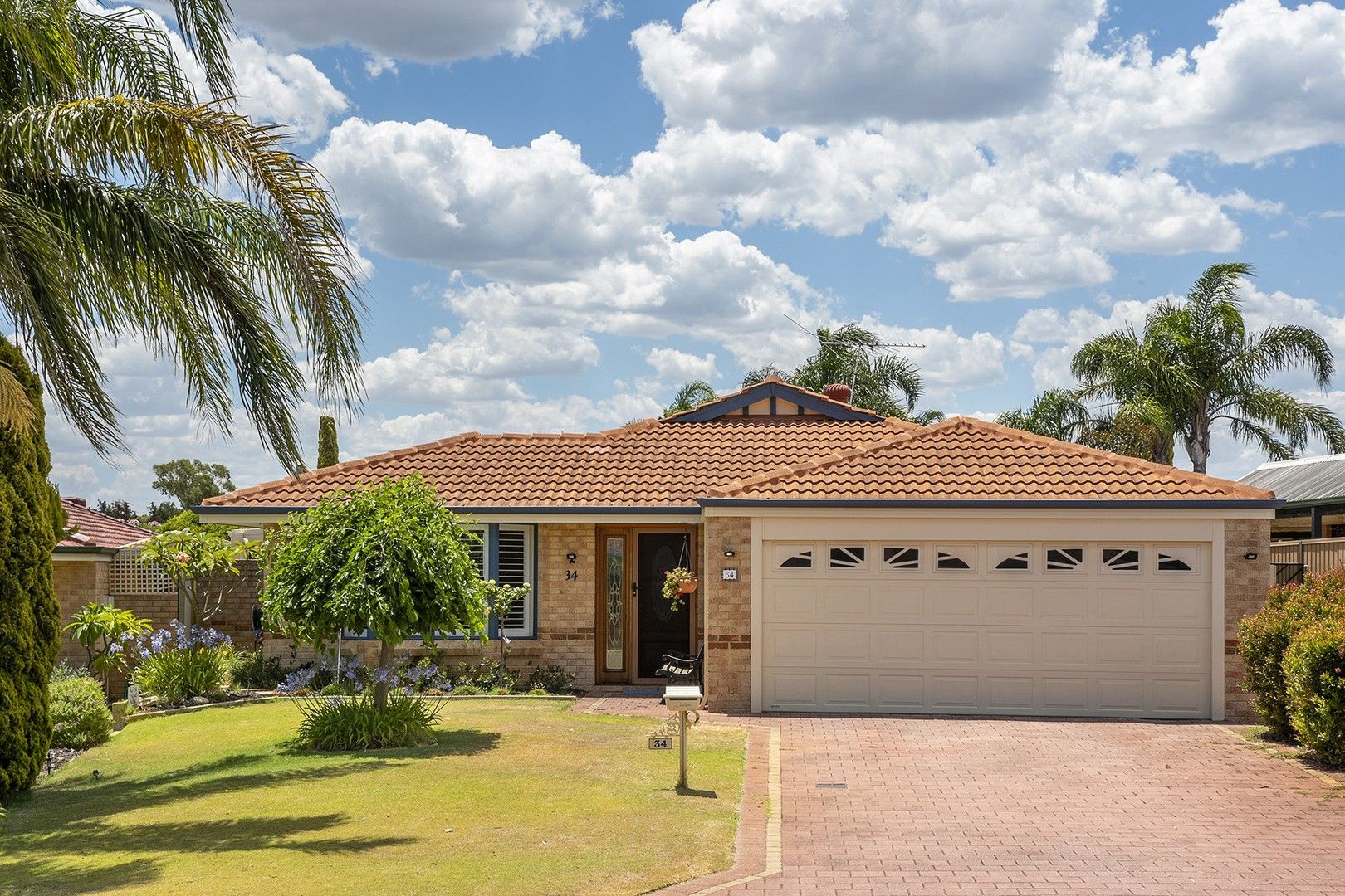 4 bedrooms House in 34 Mallina Circuit CARRAMAR WA, 6031