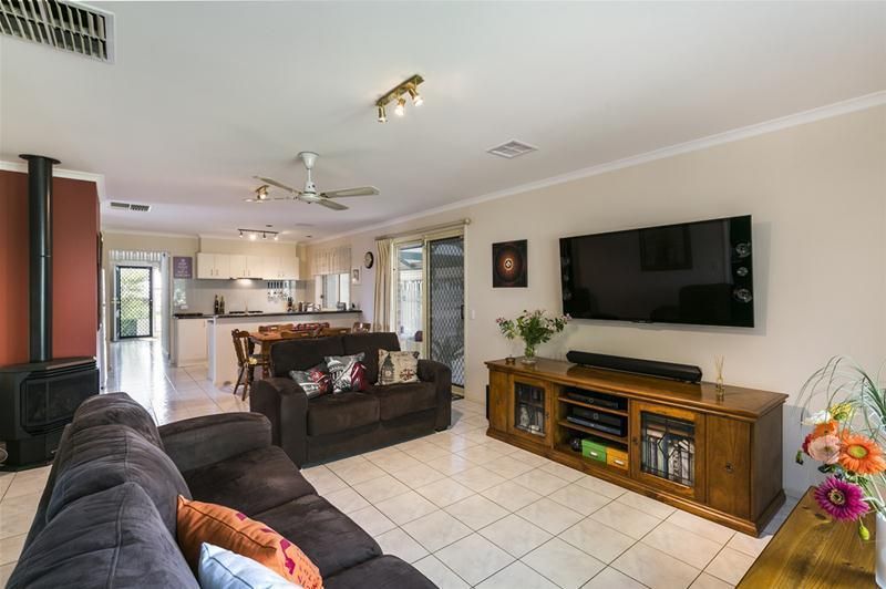 8 Oakleigh Court, Woodcroft SA 5162, Image 1