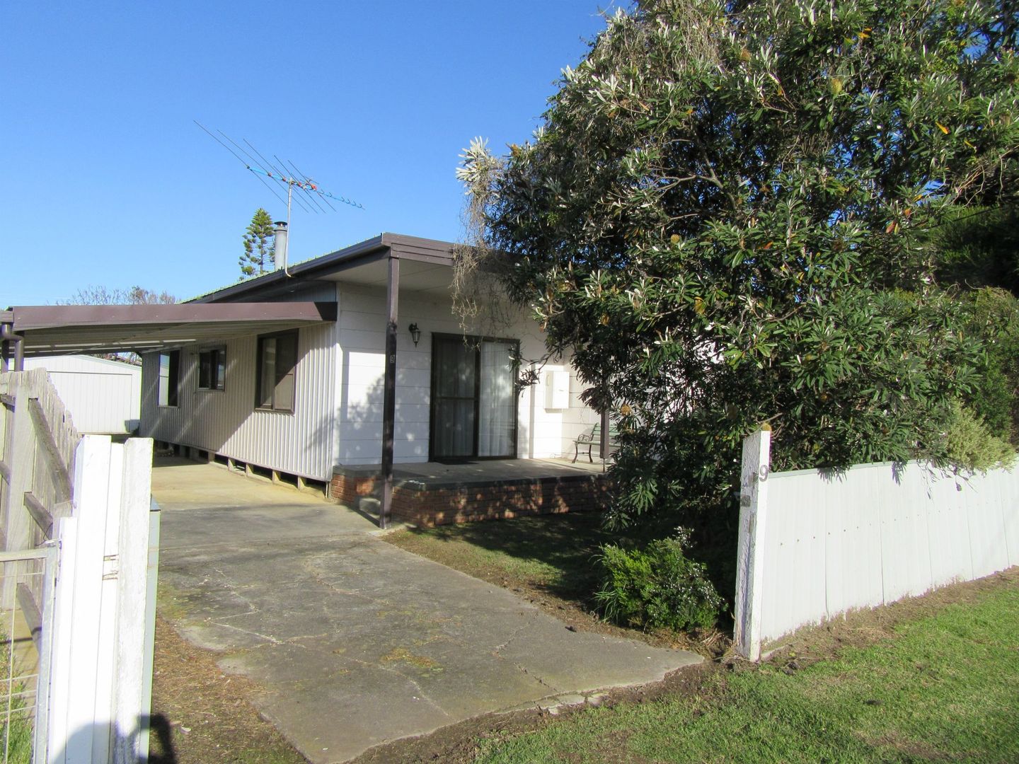 9 Anglers Road, Sunderland Bay Property History & Address Research