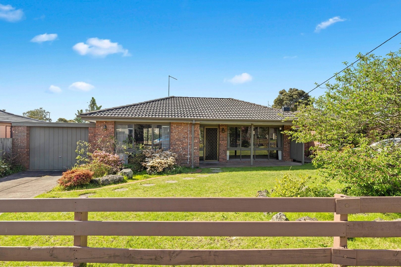 2 bedrooms Apartment / Unit / Flat in 1/1 Leicester Avenue MOUNT ELIZA VIC, 3930