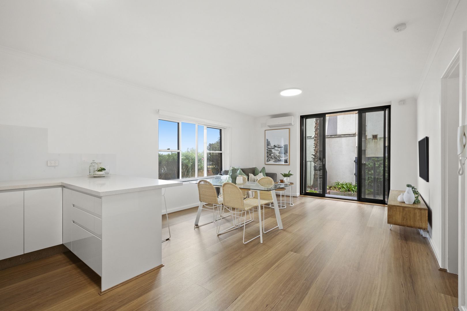 25/11 Marine Parade, St Kilda VIC 3182, Image 2