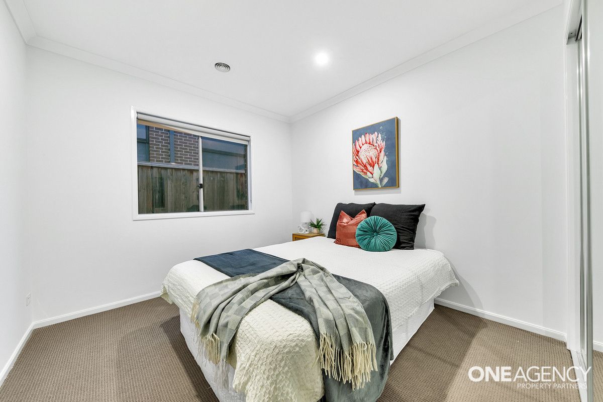 4 bedrooms House in 8 Devonport Court TAYLORS HILL VIC, 3037