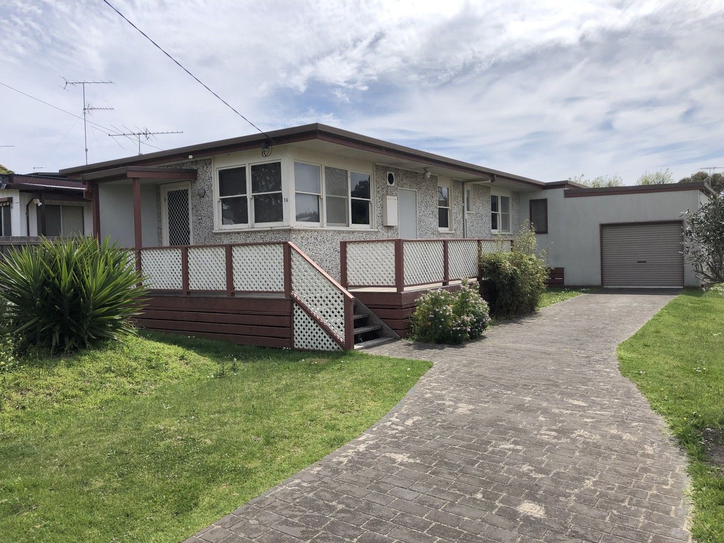 3 bedrooms House in 16 Grandview Road TORQUAY VIC, 3228