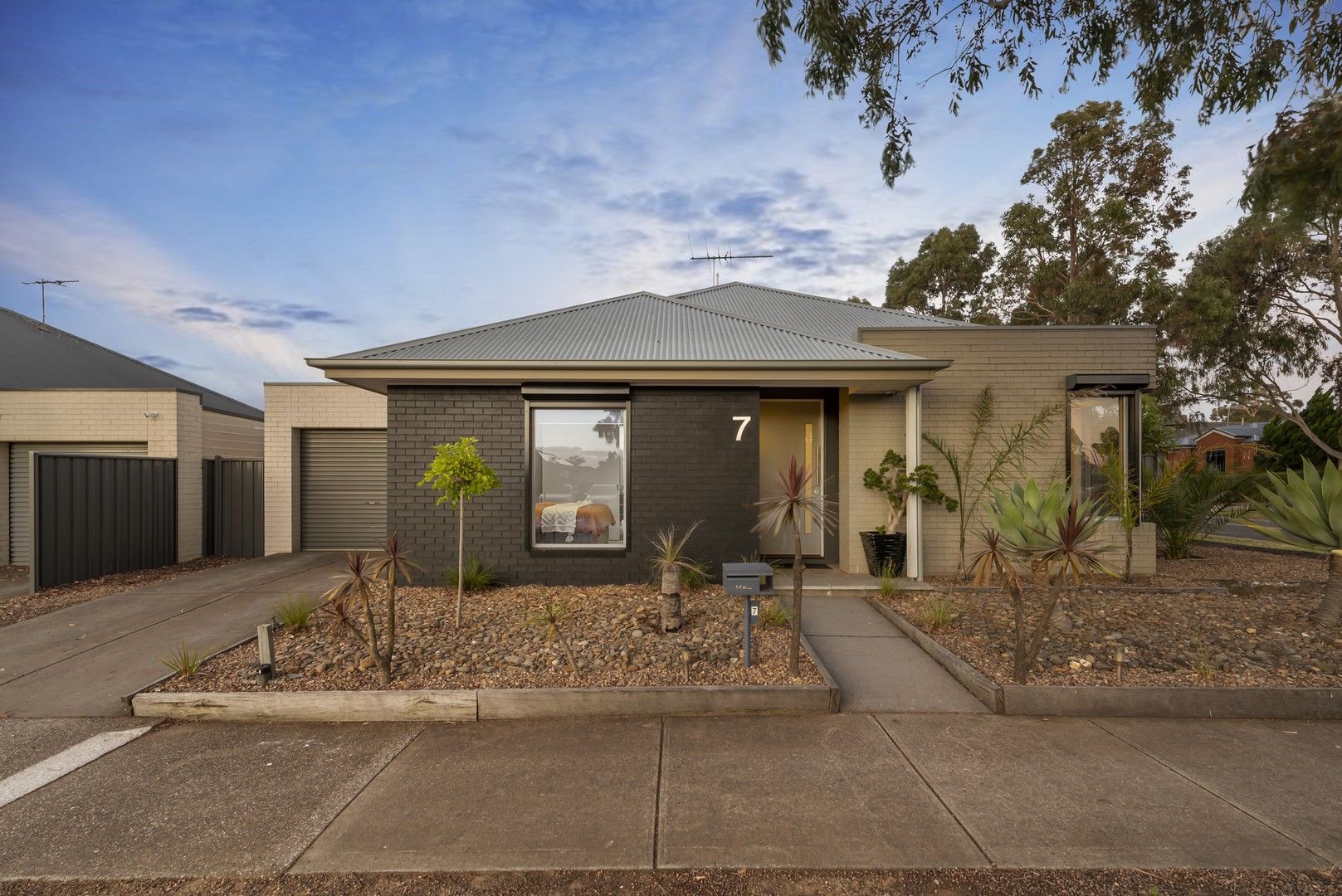 7 Buvelot Crescent, Caroline Springs VIC 3023, Image 0