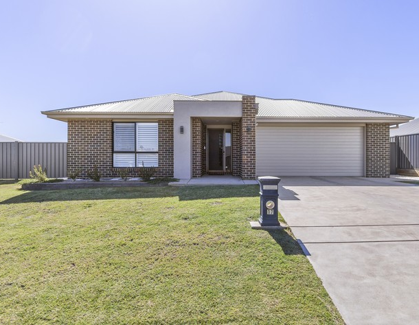 17 Hayes Crescent, Junee NSW 2663