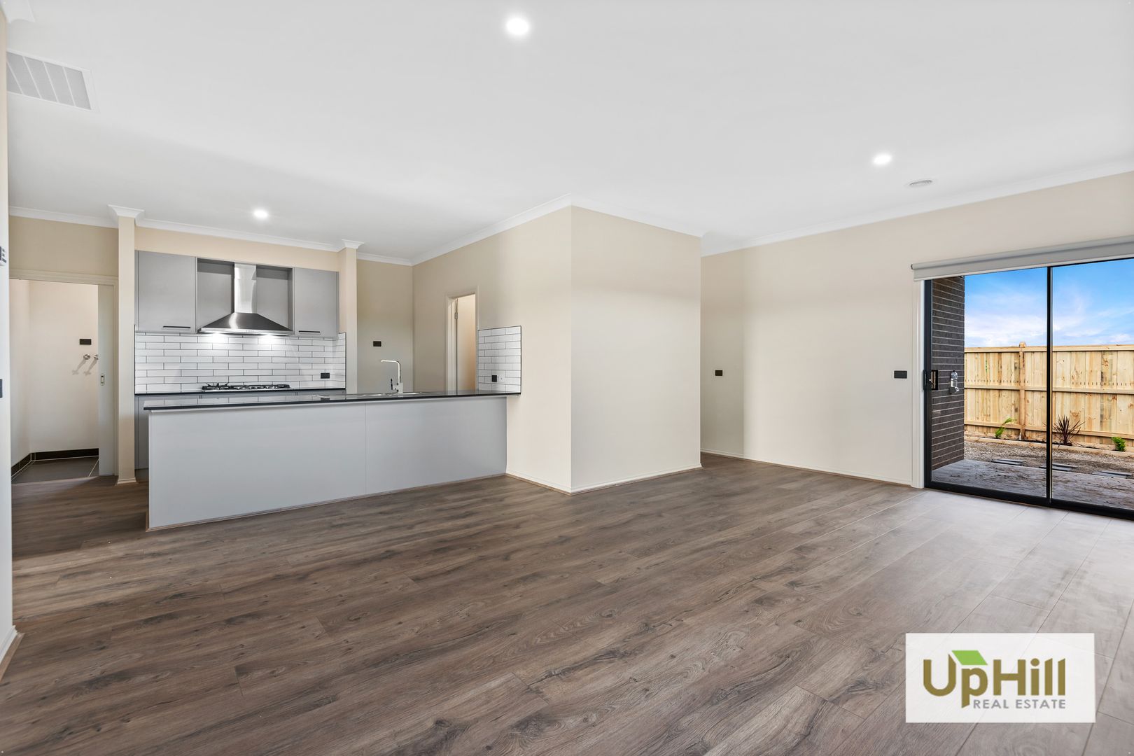 Clyde VIC 3978 4 beds house for Sale, 690K 740K Brand New & Lake